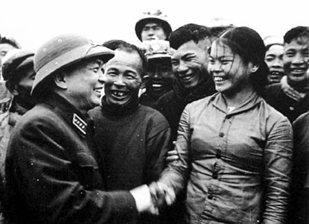 Đại tướng Võ Nguyên Giáp khen ngợi nhân dân địa phương và anh chị em công nhân đội vận tải Sông Gianh, Quảng Bình đã góp phần tích cực vận chuyển hàng ra tiền tuyến (1968).